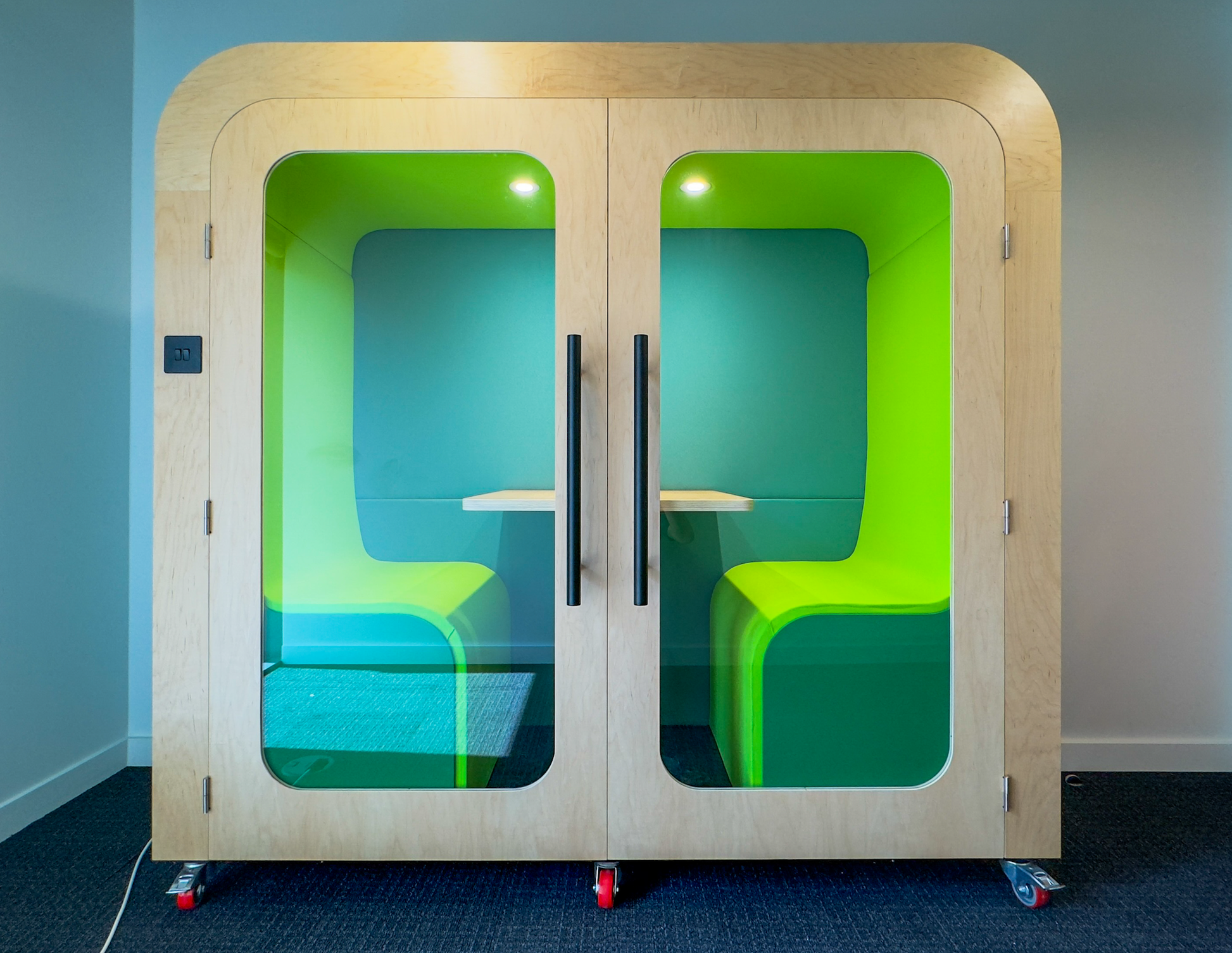 Escape distractions and focus on your work with the Mini Dapapod's superior soundproofing.