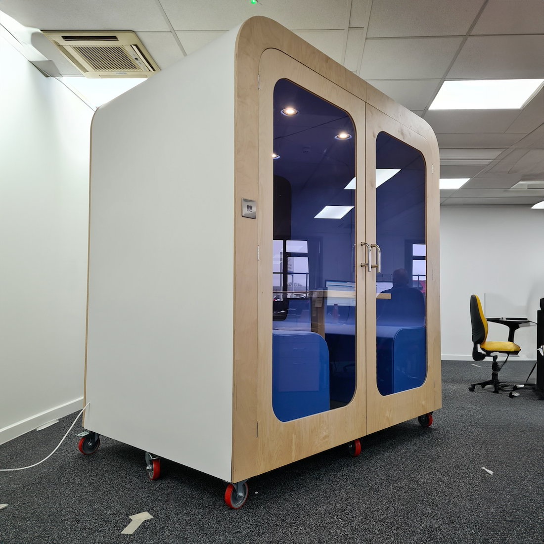 Four Person Soundproof Meeting Booth