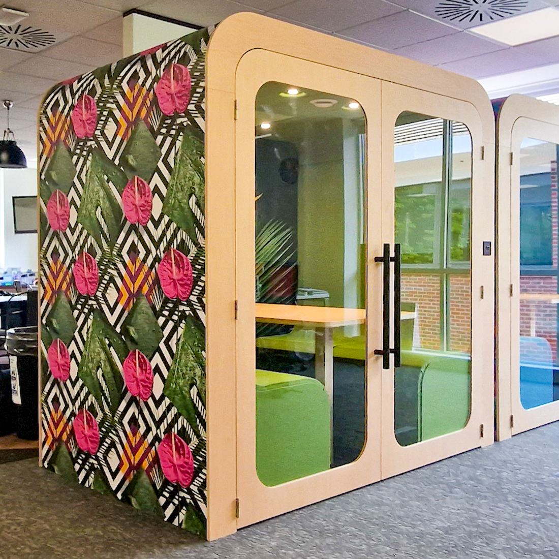 Four Person Soundproof Meeting Booth